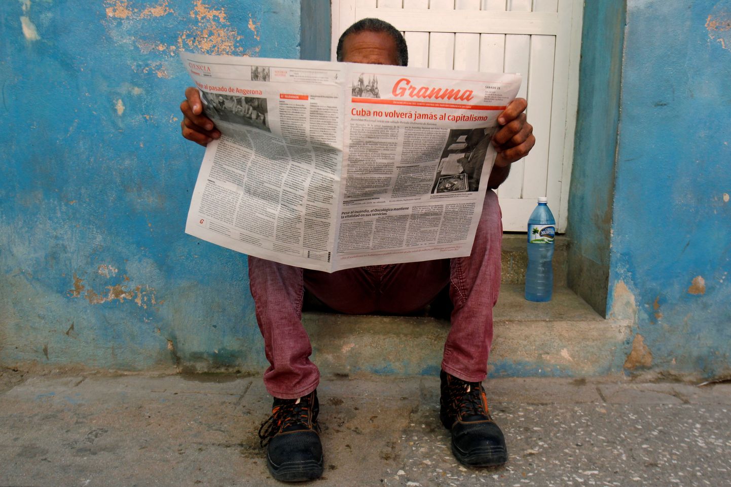 Мужчина читает газету/Иллюстративное фото