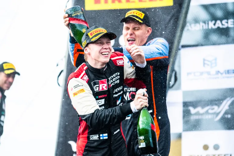 Ott Tänak (paremal) ja Kalle Rovanperä Uus-Meremaa ralli poodiumimöllus.