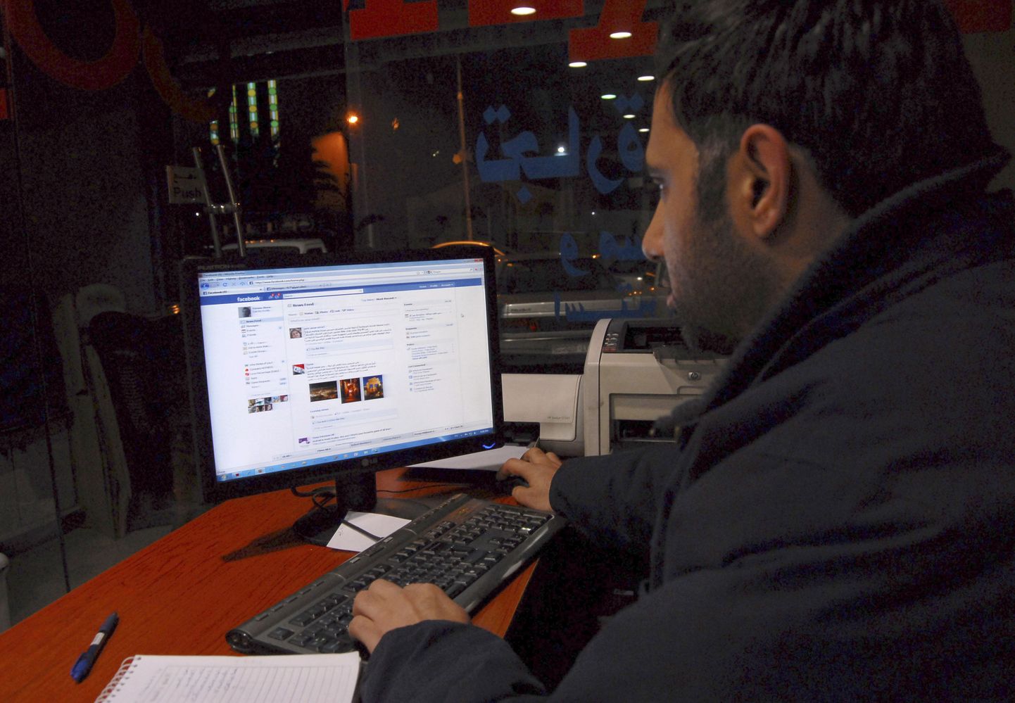 Süüria mees pealinna Damascuse internetikohvikus Facebooki külastamas.