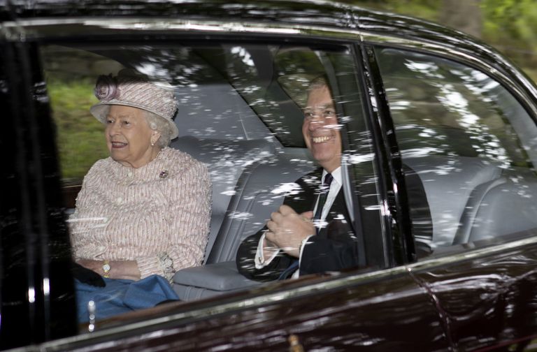 Elizabeth II ja prints Andrew sõitmas 11. augustil Šotimaal Crathie kirikusse jumalateenistusele