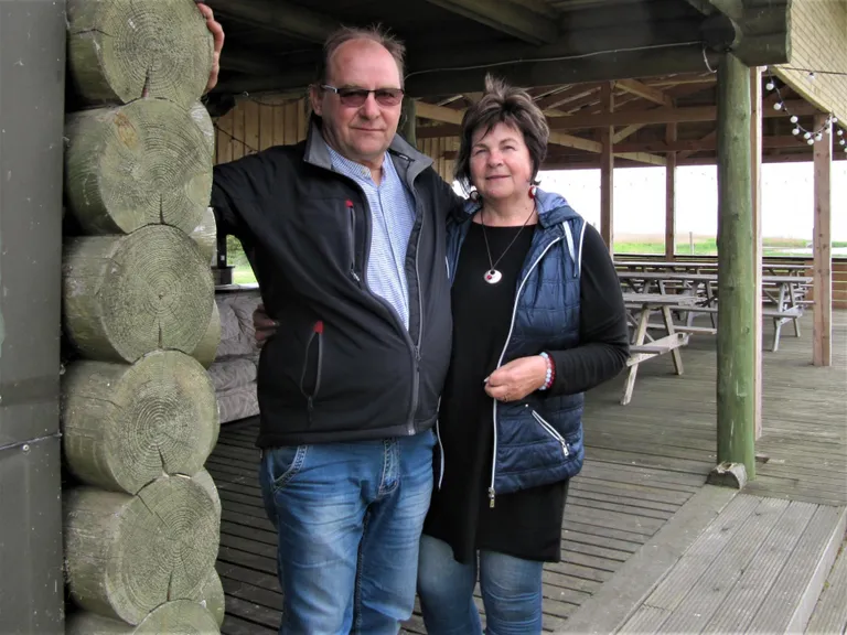 „Elanud olen Varblas, äri ajanud mujalgi Eestis ning piiri taga. Puhkeküla sai ehitatud peamiselt selleks, et proual ja teistel kohalikel naistel tegevust oleks,” sõnab Heino Sabiin, toeks abikaasa Marika.
