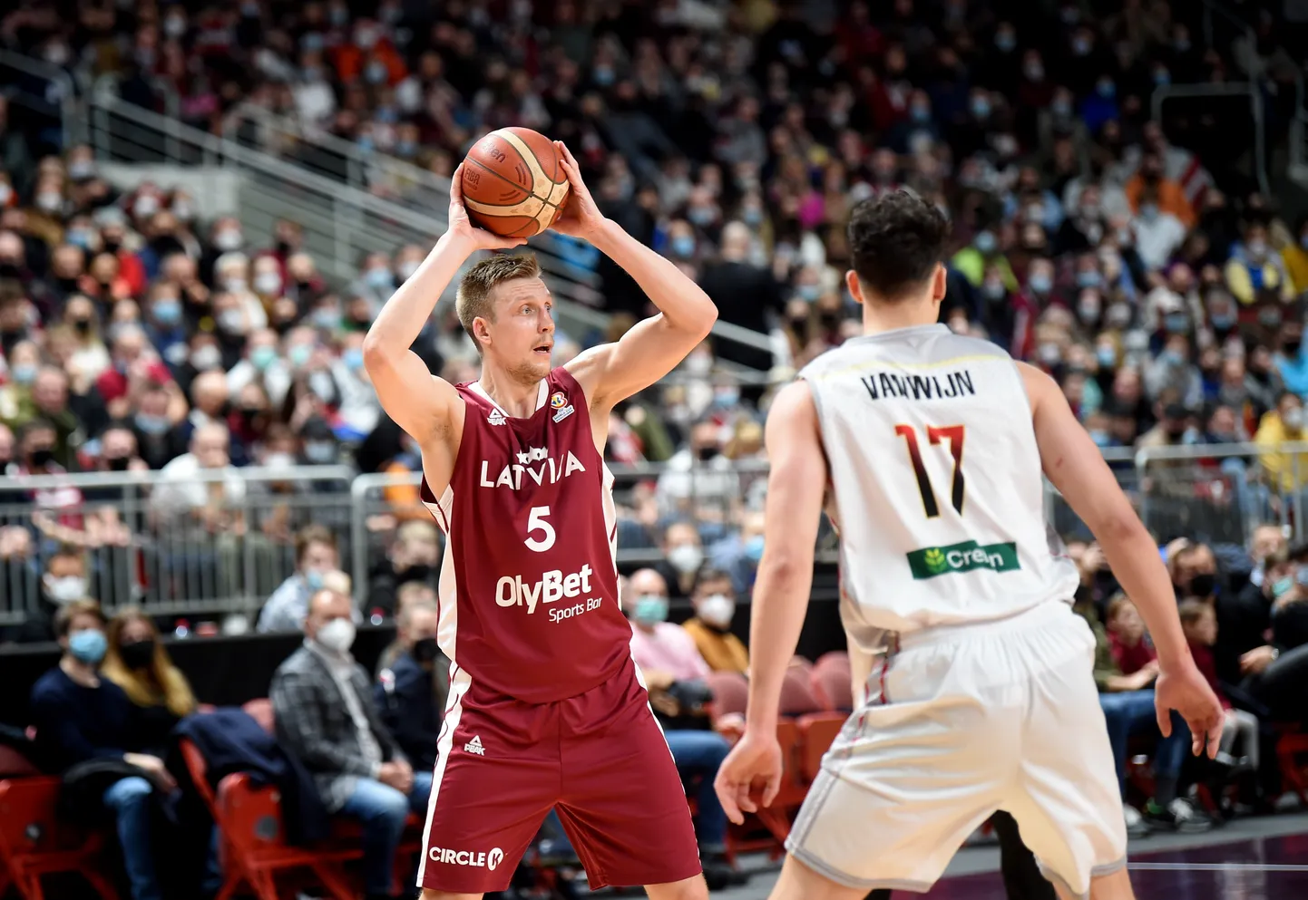 Latvijas vīriešu basketbola izlases spēlētājs Mareks Mejeris (nr.5, sarkanā formas tērpā) 2023.gada Pasaules kausa kvalifikācijas spēlē "Arēnā Rīga", kurā tiekas Latvijas un Beļģijas valstsvienības.