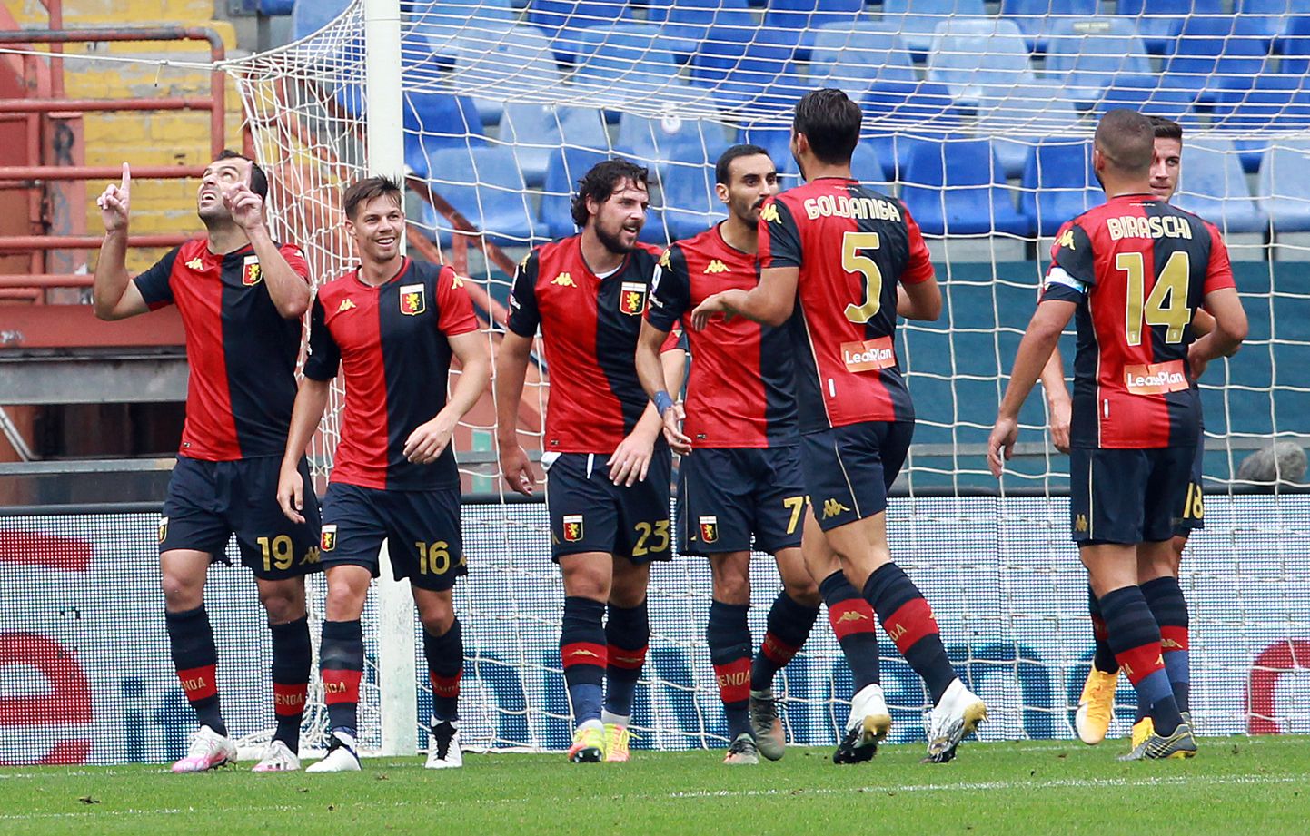 Genoa mängijad hooaja avavoorus Crotone vastu väravat tähistamas.
