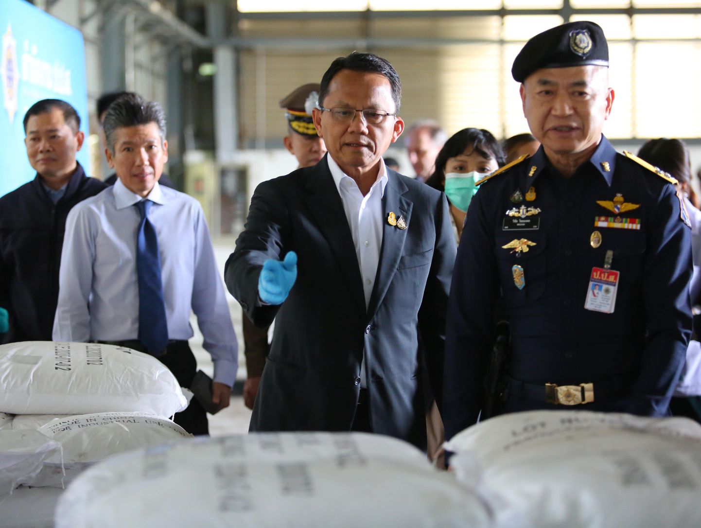 Taizemes varas iestāžu pārstāvji pie "narkotiku" vezuma.