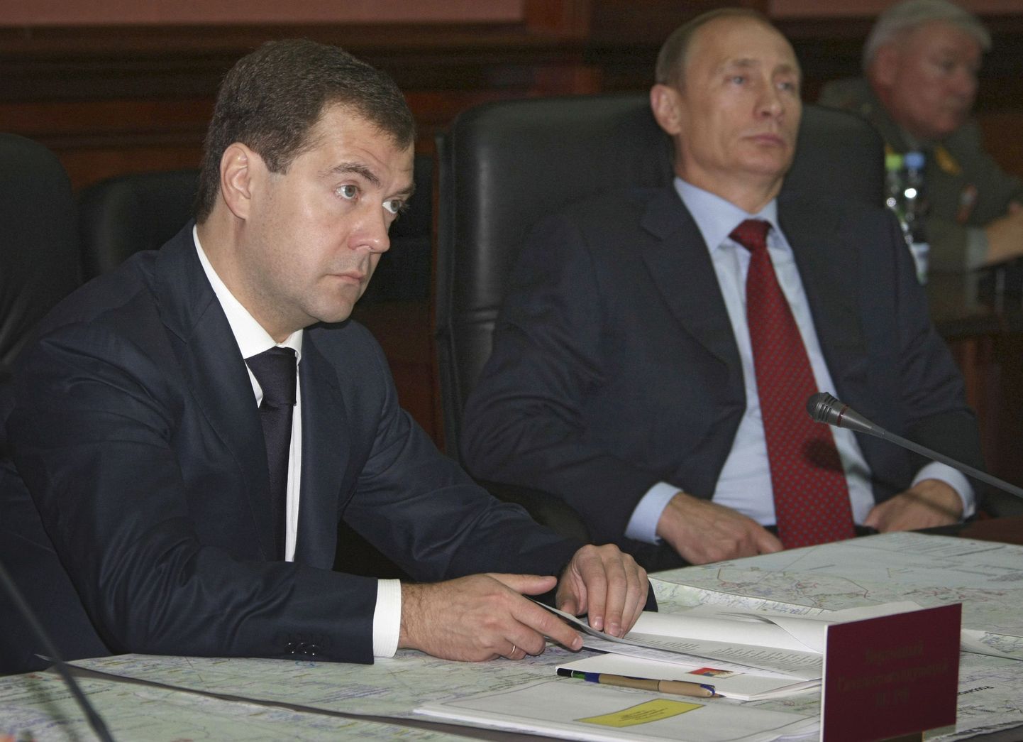 Venemaa president Dmitri Medvedev, kõrval halli kardinali rollis peaminister Vladrimir Putin.