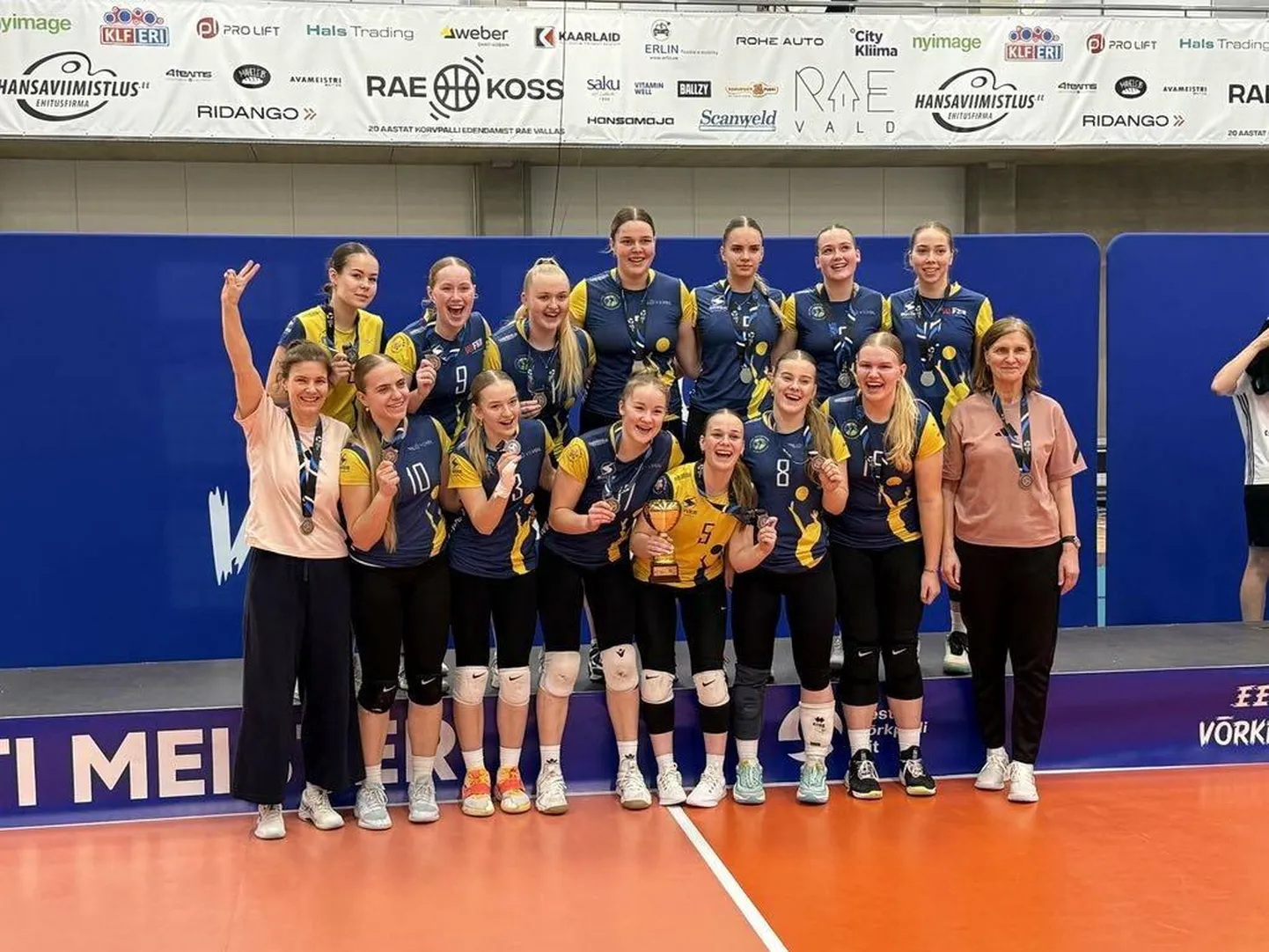 Viljandi Spordikool / Vilvol sai U20 Eesti meistrivõistlustel kaela hõbemedali. Fotol on (ülevalt): Carmen Kilk, Hanna Koks, Kätriin Villems, Celena Sangernebo, Mirtel Mõrd, Karolin Raudla, Kaisa Rei, (allreas vasakult) treener Margit Keerutaja-Must, Emily Sindi, Kaisa Kallas, Marie Miilen, Emma Vilberg, Gertu Koik, Saara Kalmu ja treener Merle Keerutaja.