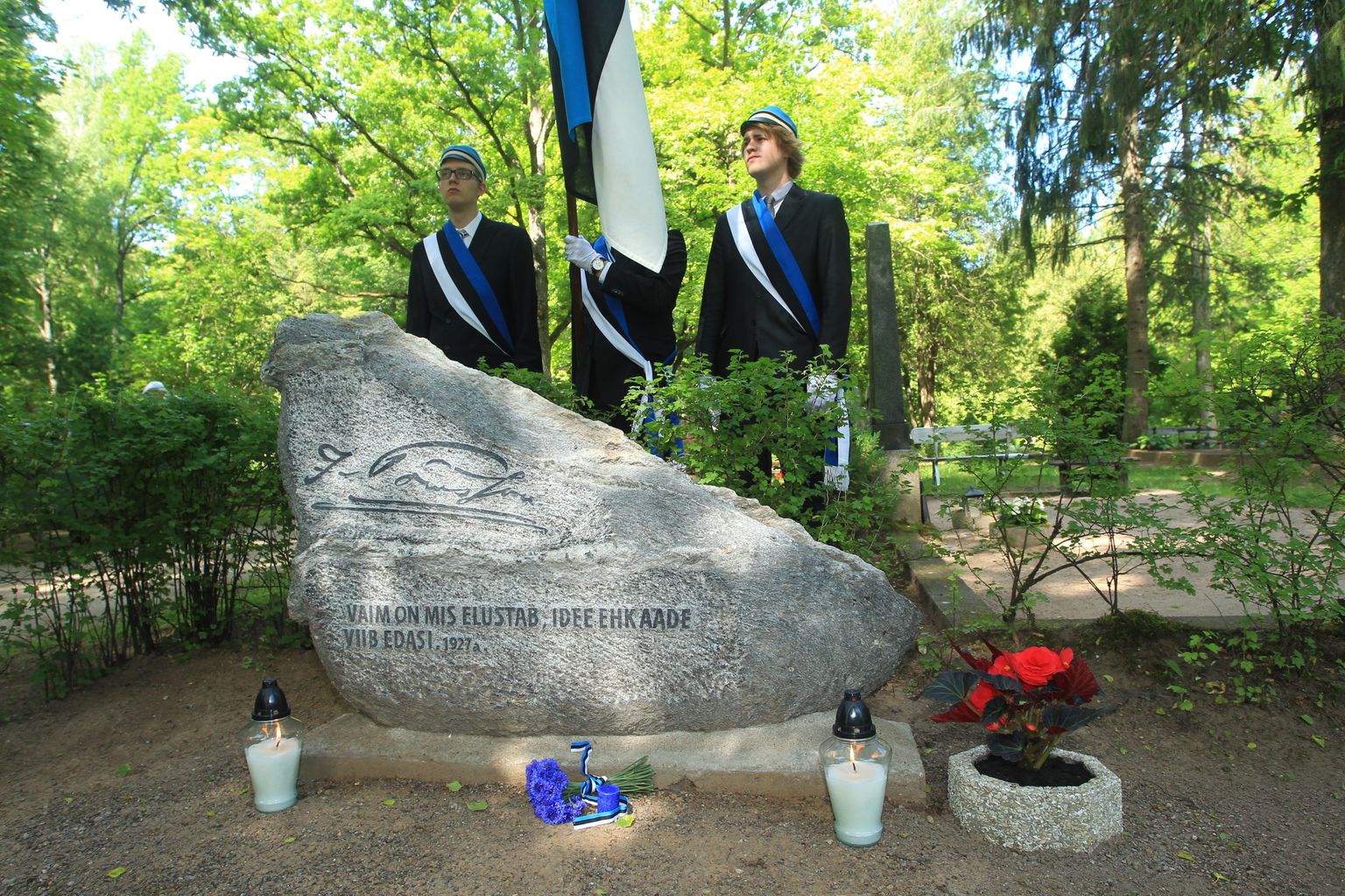 Raadi kalmistul avati mälestuskivi Jaan Tõnissonile.