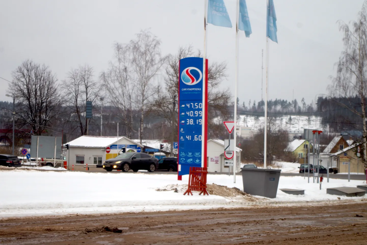 Taamal asuva Kunitšina Gora piiripunkti sissepääsu naabruses on kütusetankla, mida Eesti turistid varasemalt palju külastasid. Foto pärineb aastast 2018.
