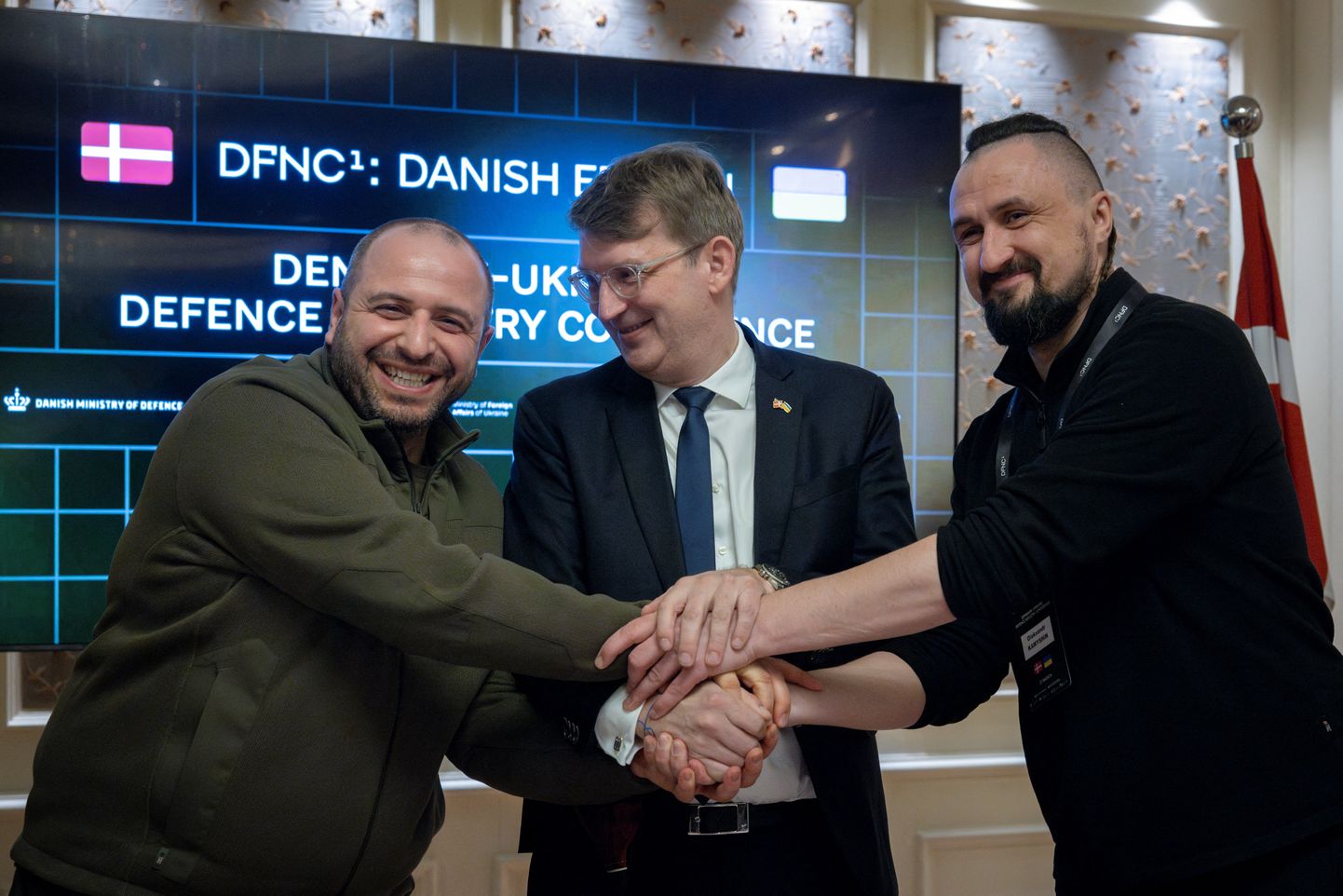 Taani kaitseminister Troels Lund Poulsen (keskel), Ukraina kaitseminister Rustem Umerov (vasakul) ja Ukraina strateegiliste tööstuste minister Oleksandr Kamõšin Taani-Ukraina kaitsekoostöö konverentsil 23. märtsil Kiievis.