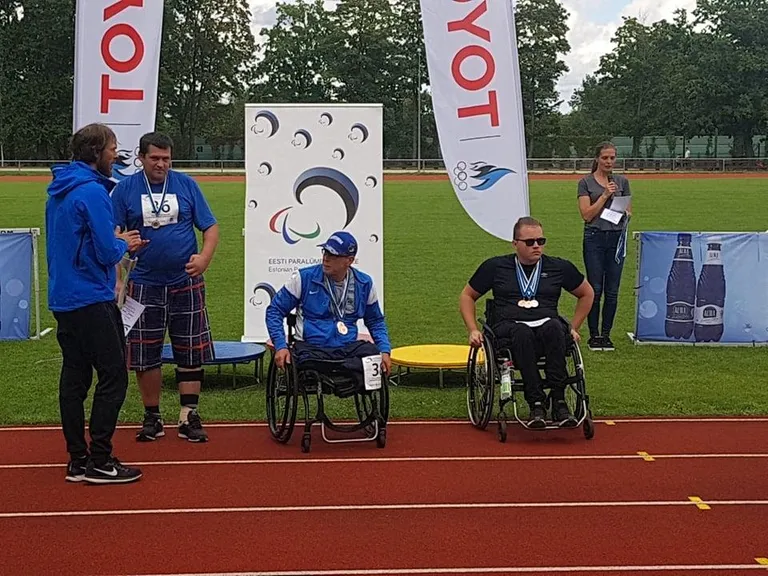 Karel Jürisoo (paremal) kaela riputati viis medalit.