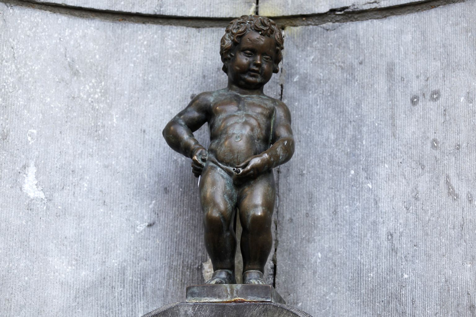 Pissiva poisi skulptuur Brüsselis.