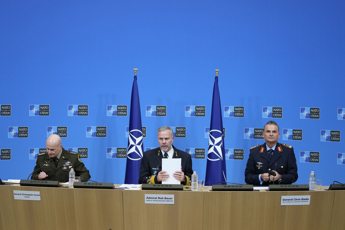 NATO Euroopa liitlasvägede ülem USA kindral Christopher Cavoli, NATO sõjalise komitee esimees admiral Rob Bauer ja Liitlasvägede ülemjuhataja ümberkujundamise kindral Chris Badia pressikonverentsil  NATO peakorteris Brüsselis neljapäeval, 18. jaanuaril 2024. aastal.