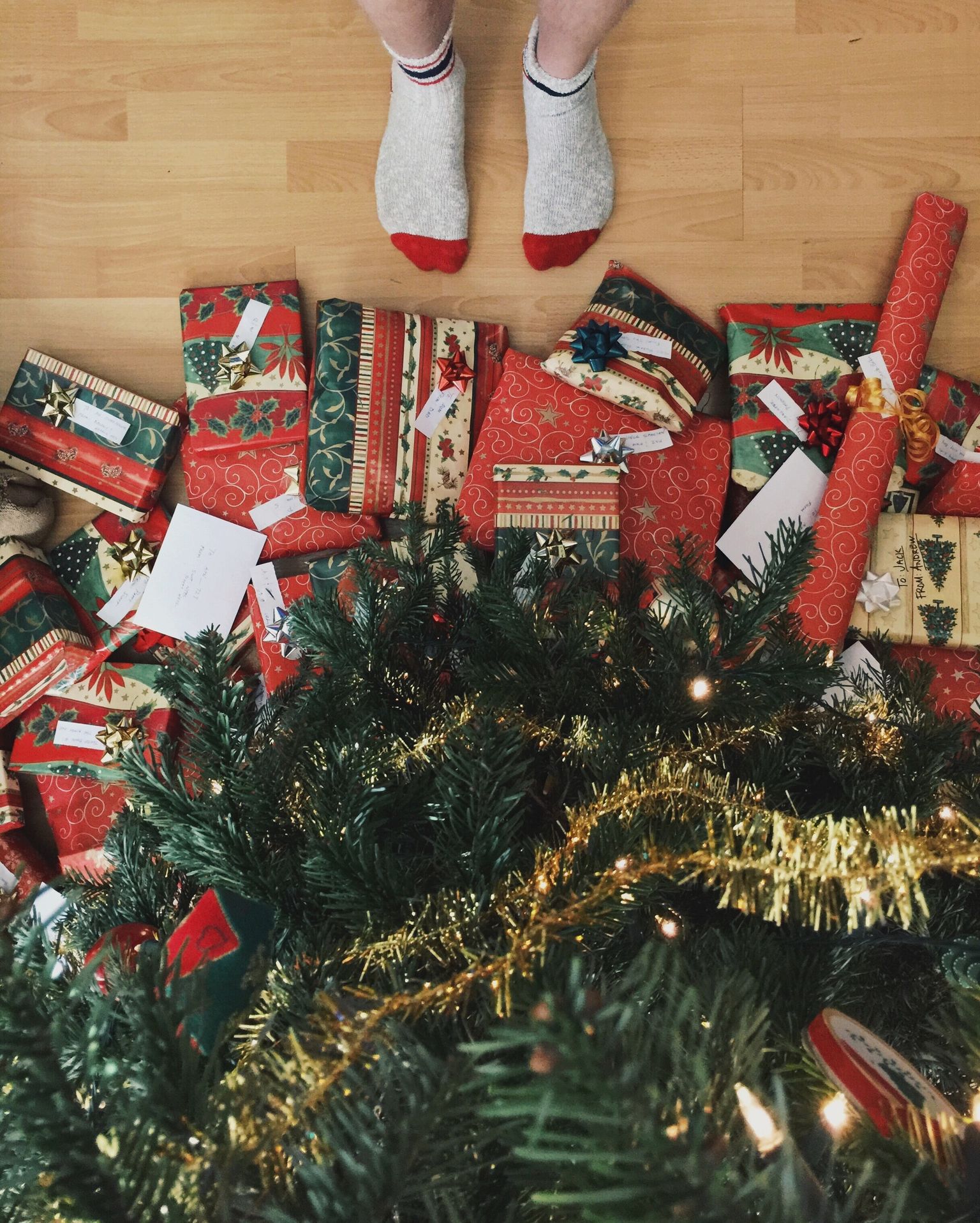 Рождественские подарки под елкой. Иллюстративное фото