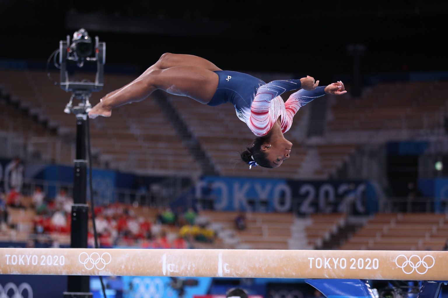 Ameeriklanna Simone Biles võistlemas 3. augustil Tokyo olümpial poomifinaalis