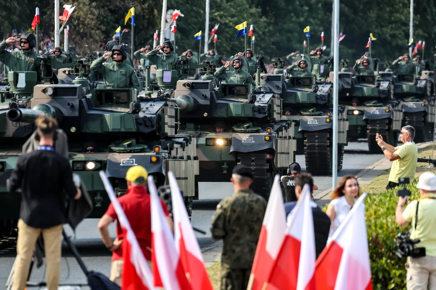 Ajateenijad esitlesid neljapäeval Poola armee päeval peetud sõjaväeparaadil Varssavi kesklinnas sõjatehnikat.