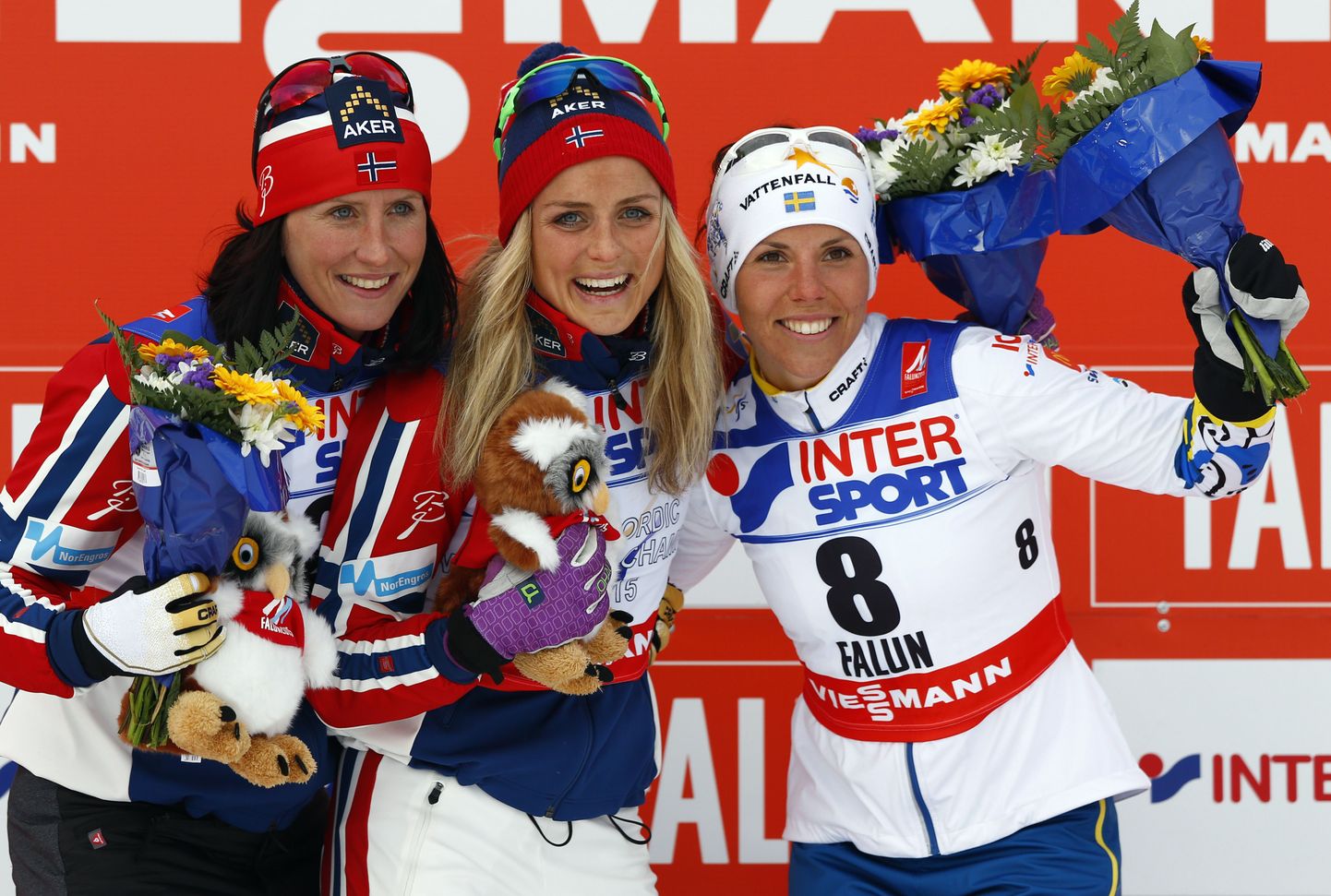 Faluni MM kujunes Norra ja Rootsi peoks. Fotol naiste maratoni esikolmik Therese Johaug (keskel), Marit Björgen (vasakul) ja Charlotte Kalla.