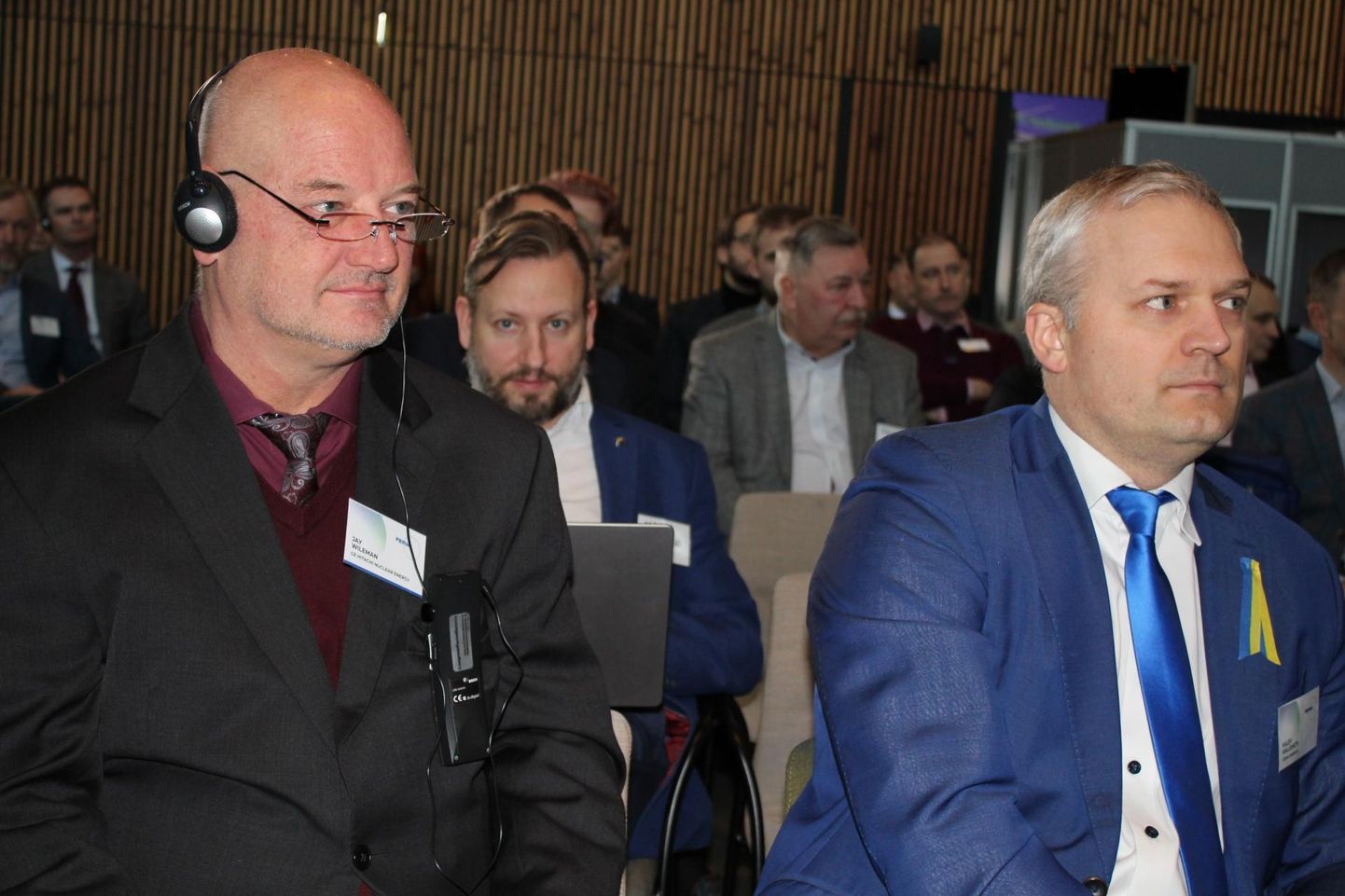 Jay Wileman (fotol vasakul) Fermi Energia aastakonverentsil "Tuum on lahendus". Tema kõrval istub Fermi Energia juhatuse esimees Kalev Kallemets.