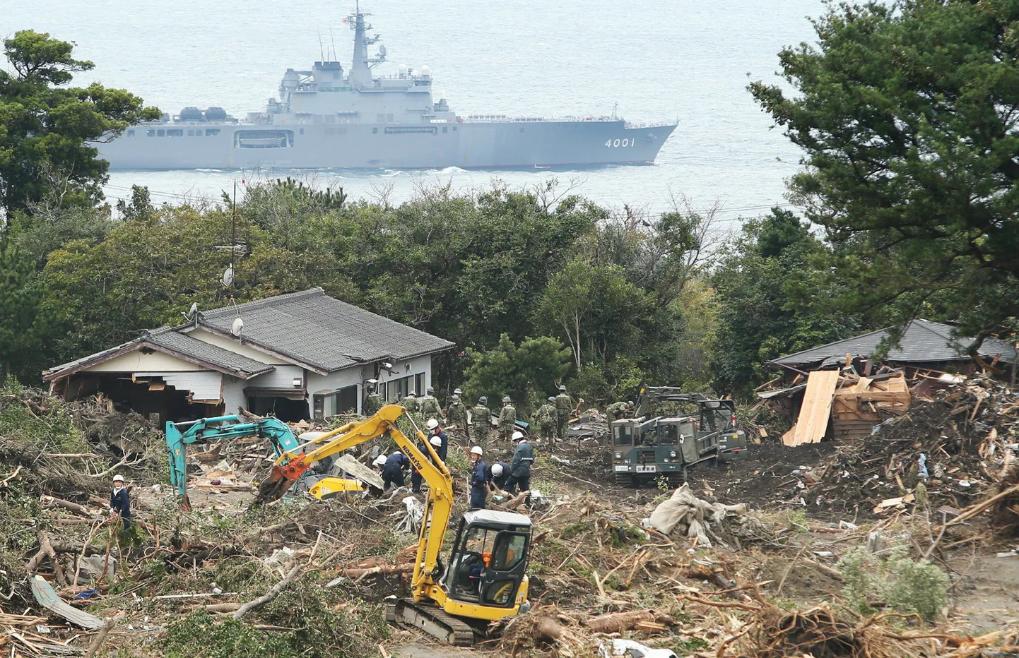Jaapani sõdurid koristavad maalihkes purunenud majadest tekkinud sodi Oshima saarel.