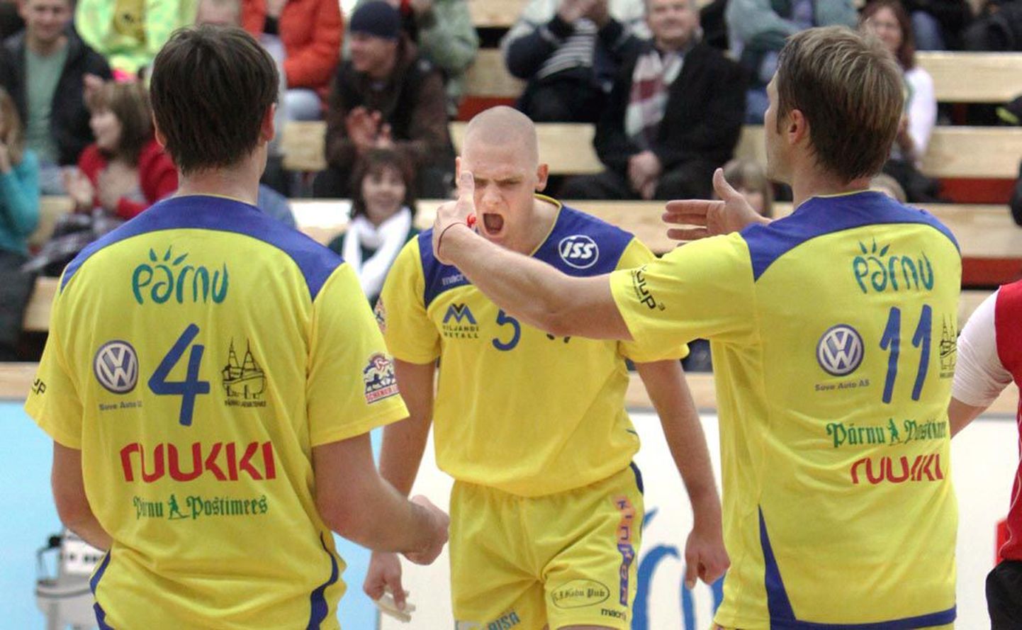 Schenkeri liigat juhtiv Pärnu võrkpalliklubi meeskond nägi Lätis Ozolniekis tõsist vaeva, et tabeli viimasest, kuid koosseisu kõvendanud vastasest üle noatera jagu saada.