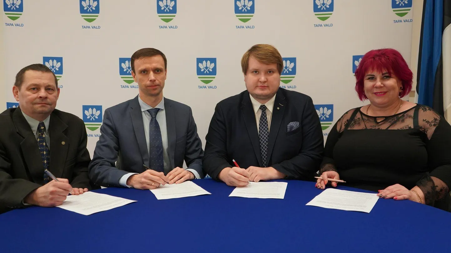 Koalitsioonilepingule kirjutasid 23. oktoobril alla (vasakult) Eesti Konservatiivse Rahvaerakonna Tapa fraktsiooni esimees Aigar Põder, Eesti Keskerakonna Tapa osakonna esimees Maksim Butšenkov, Eesti Reformierakonna Tapa piirkonna esimees Reigo Tamm ja valimisliidu Koostöö juht Ene Augasmägi.