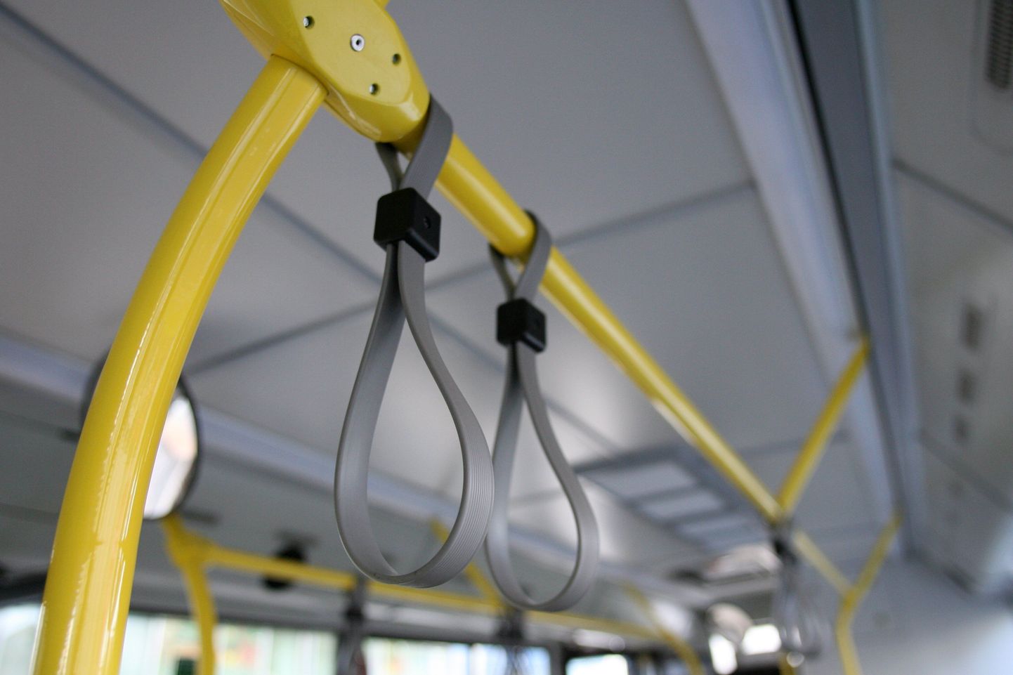 Tartu linnaliine teenindavates bussides hakkavad bussijuhid käsipuid puhastama.
