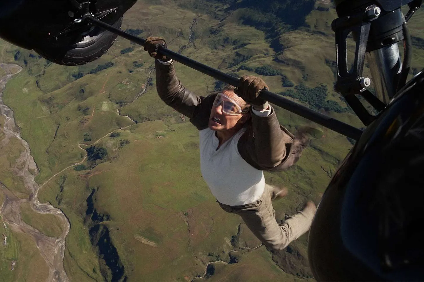 «​Võimatu missiooni» seeria lõpufilmis «​Lõplik otsus» sooritab uljaspea Tom Cruise oma senise karjääri kõige eluohtlikumad trikid, ent tema hulljulguse kiuste teeb film igavalt ringe tehisaru-ohu ümber ning tuimestab vaatajat tuima poliitilise taustmänguga.