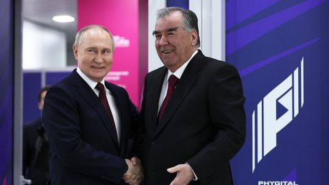 Таджикистан через Россию идет в Эстонию с миром, едой и золотом