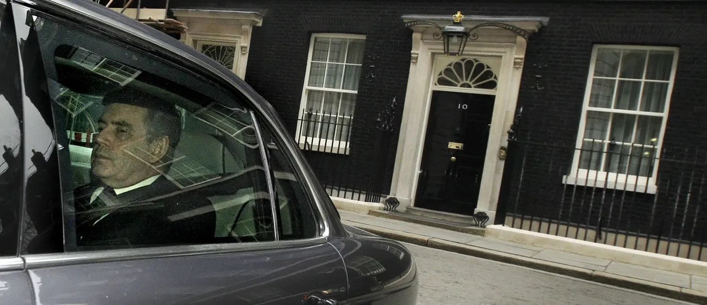 Briti peaminister Gordon Brown lahkumas oma residentsist.