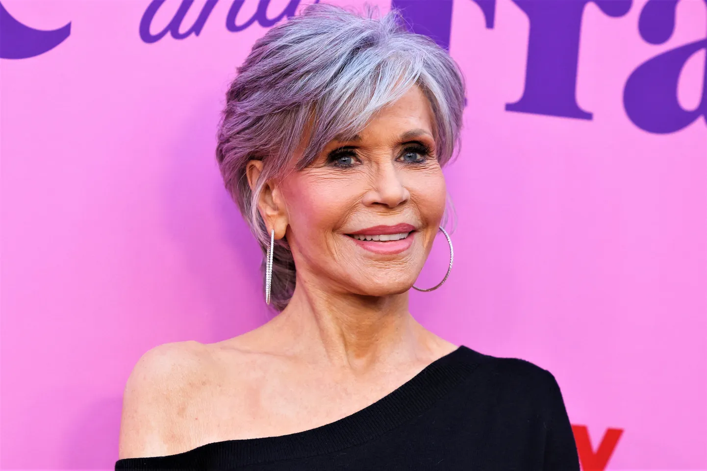Jane Fonda näeb oma hallide juustega väga loomulik ja kaunis välja.
