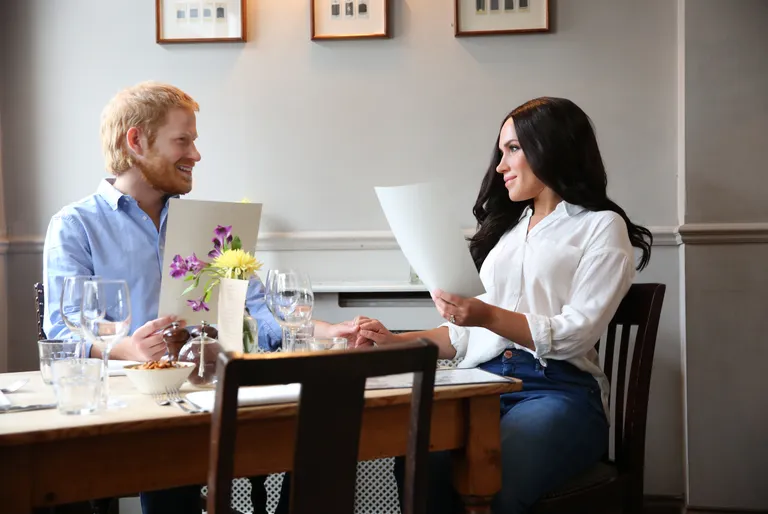 Londoni Madame Tussaud' vahakujude muuseumi eluskujud, kes kehastavad prints Harryt ja Sussexi hertsoginna Meghanit