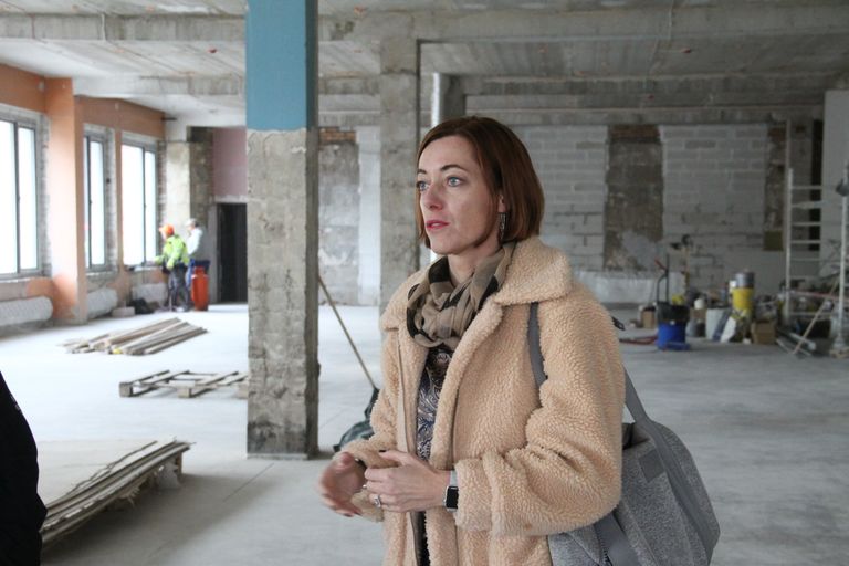 Яна Павленкова показывает зал, где пройдет "Рынок продюсеров" в рамках фестиваля Station Narva