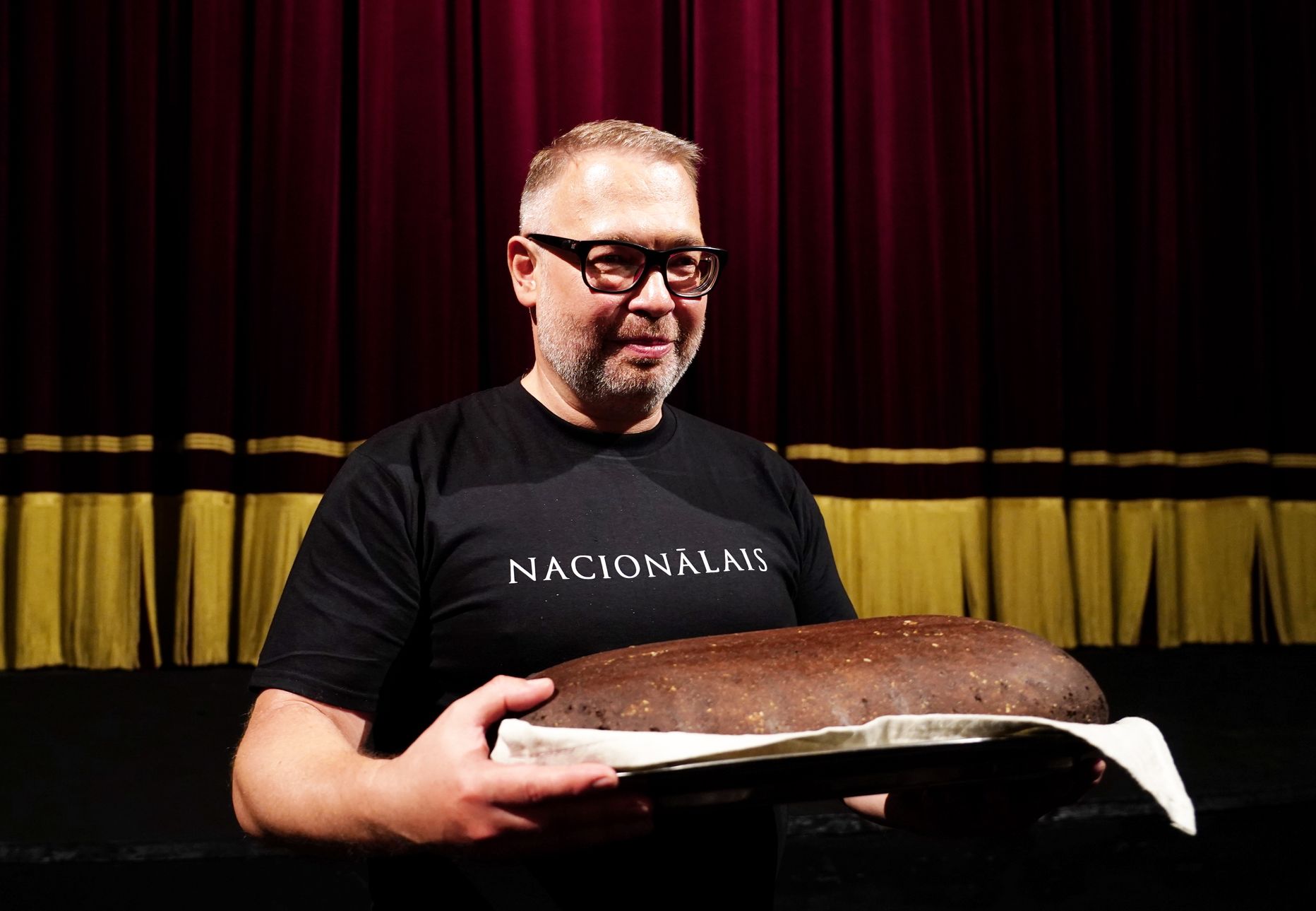 Latvijas Nacionālā teātra direktors Māris Vītols ar maizes klaipu Latvijas Nacionālā teātra 105.sezonas atklāšanas pasākumā.