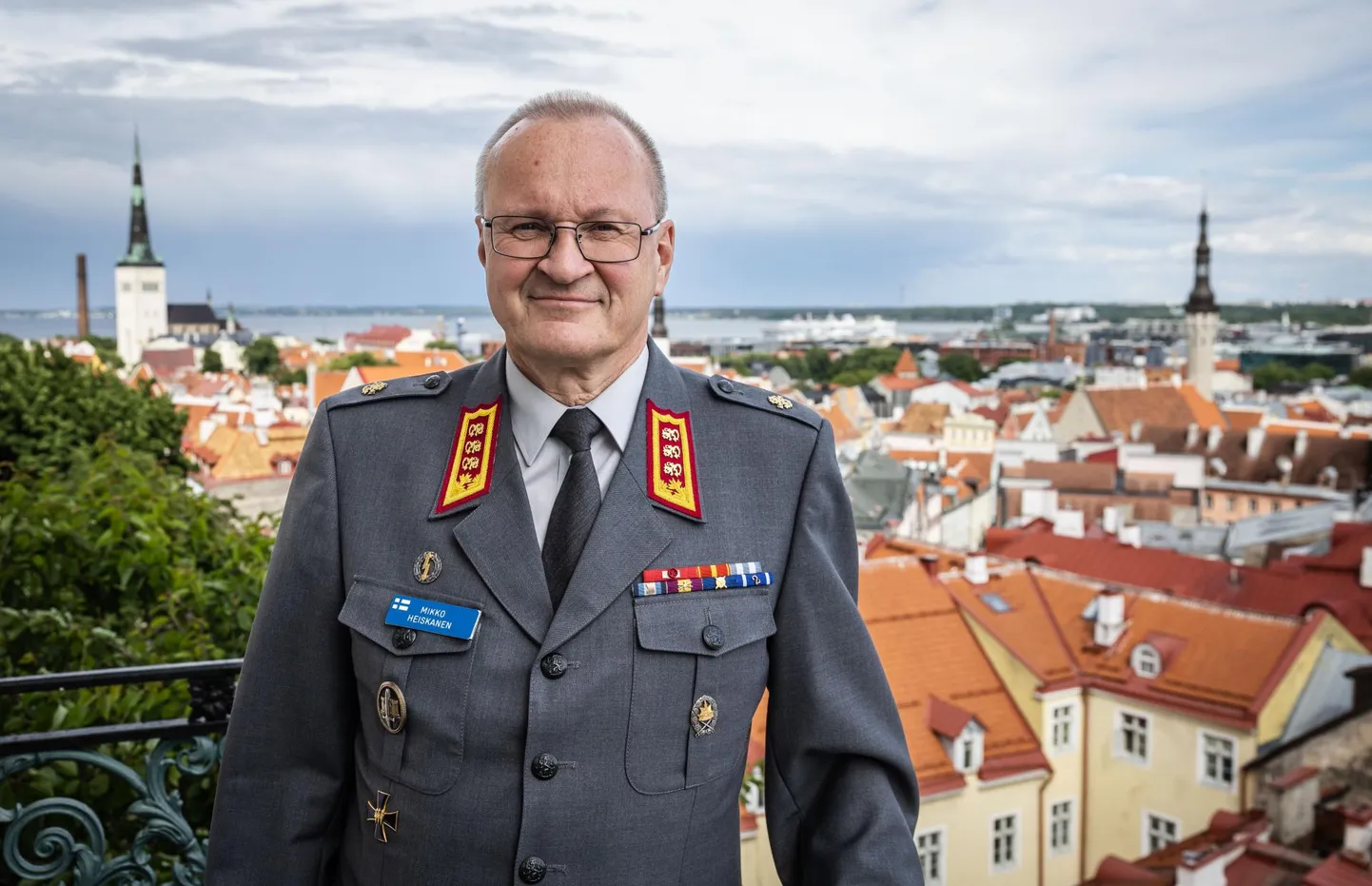 Soome sõjamajanduse ülem kindralleitnant Mikko Heiskanen Soome saatkonna rõdul Tallinnas.