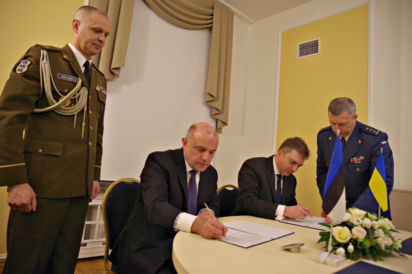 Eesti kaitseminister Jüri Luik ja Ukraina kaitseminister Andri Zagorodnjuk allkirjastasid ühisdeklaratsiooni.