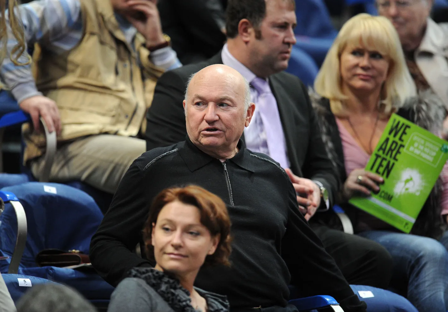 Juri Lužkov (keskel) tennisevõistlust jälgimas.