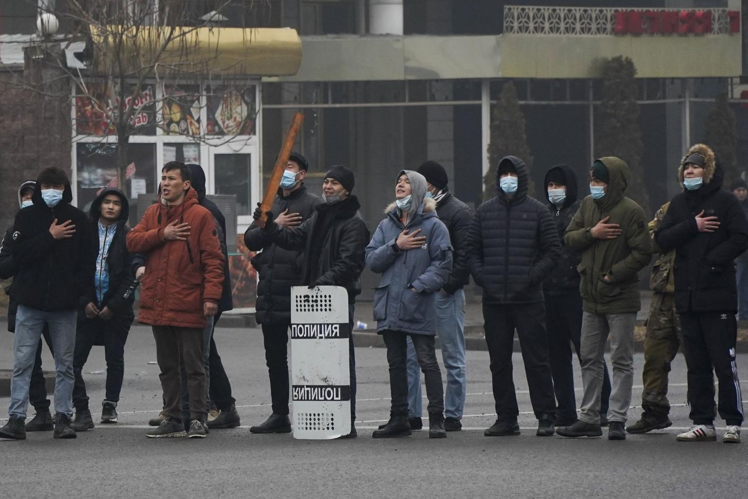 Politseiga silmitsi seisvad meeleavaldajad laulavad Almatõ tänaval Kasahstani hümni.