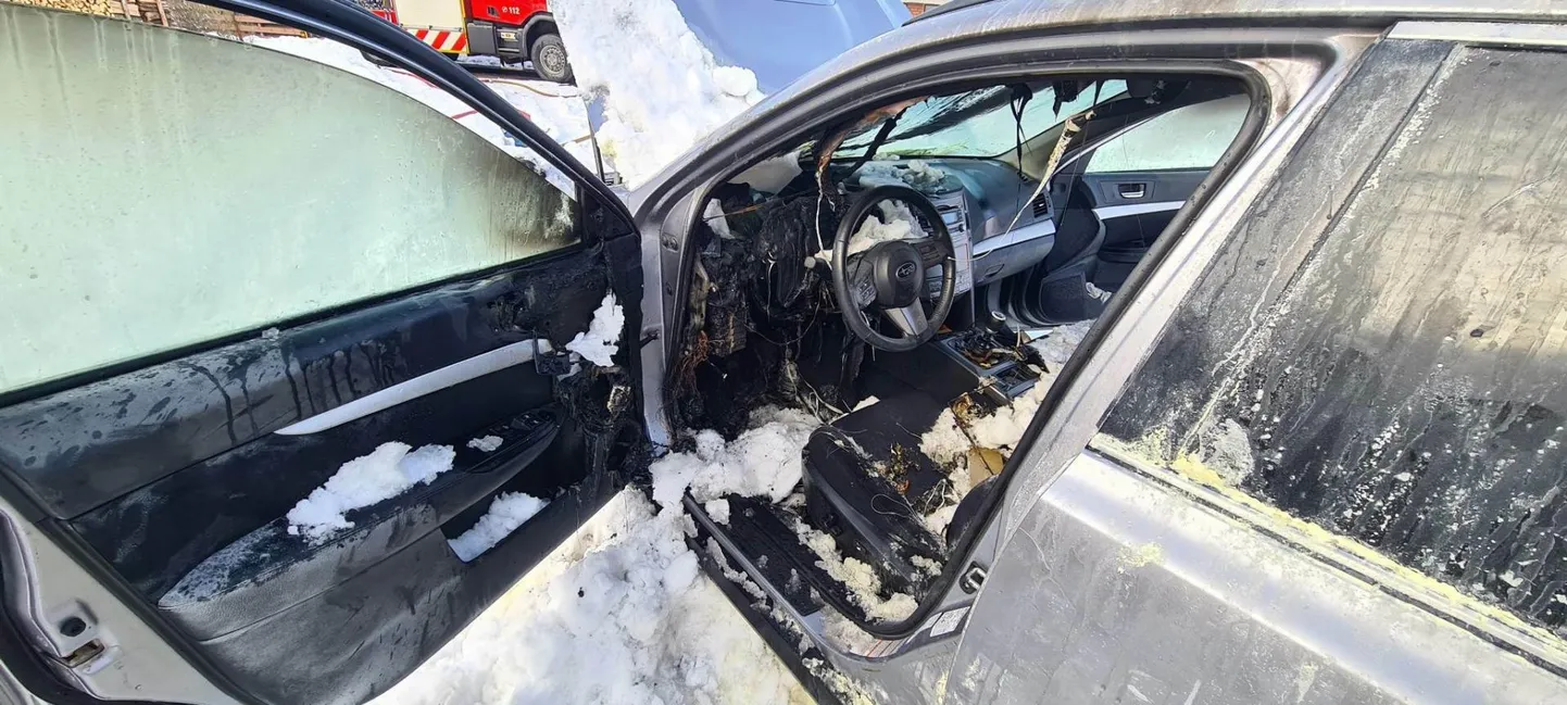 Paikusel langes tuleroaks sõiduauto.