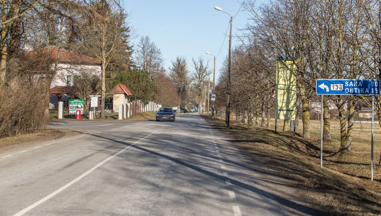 Ведущая в Тойла от шоссе Таллинн - Нарва дорога нынешней весной пойдет на ремонт, через пару лет рядом с нею должна появиться и велодорога.