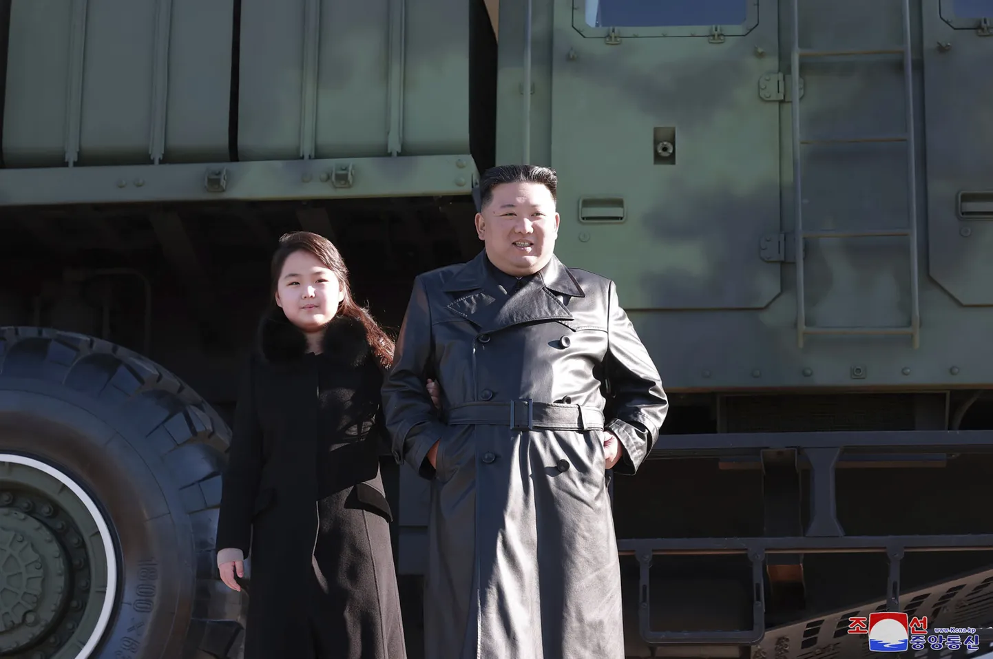 Põhja-Korea liider Kim Jong-un (paremal) oma tütrega