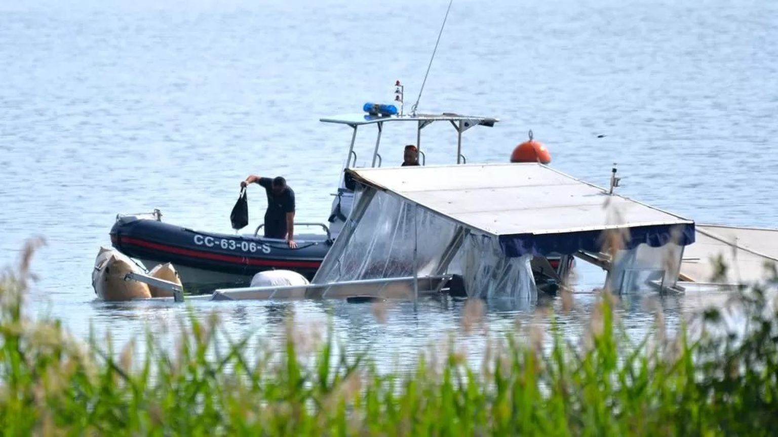 Затонувшую лодку уже неделю не могут доставить на берег, что сильно тормозит ход расследования