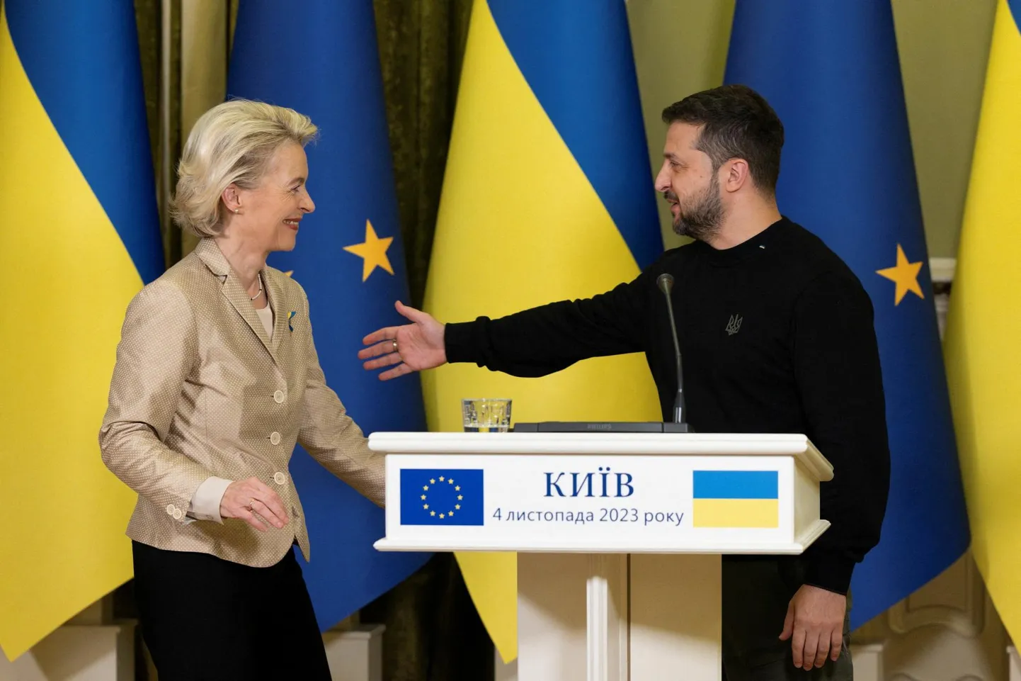 Vaid mõned päevad enne Ukraina edusammudele hinnangu andmist kohtus Euroopa Komisjoni president Ursula von der Leyen laupäeval Kiievis Ukraina riigipea Volodõmõr Zelenskõiga. 