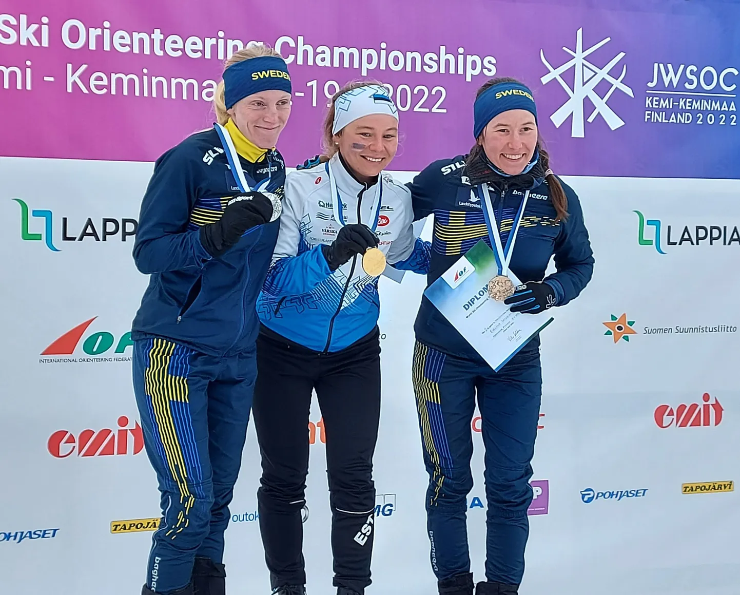 Daisy Kudre Schnyder (keskel) autasustamisel.
