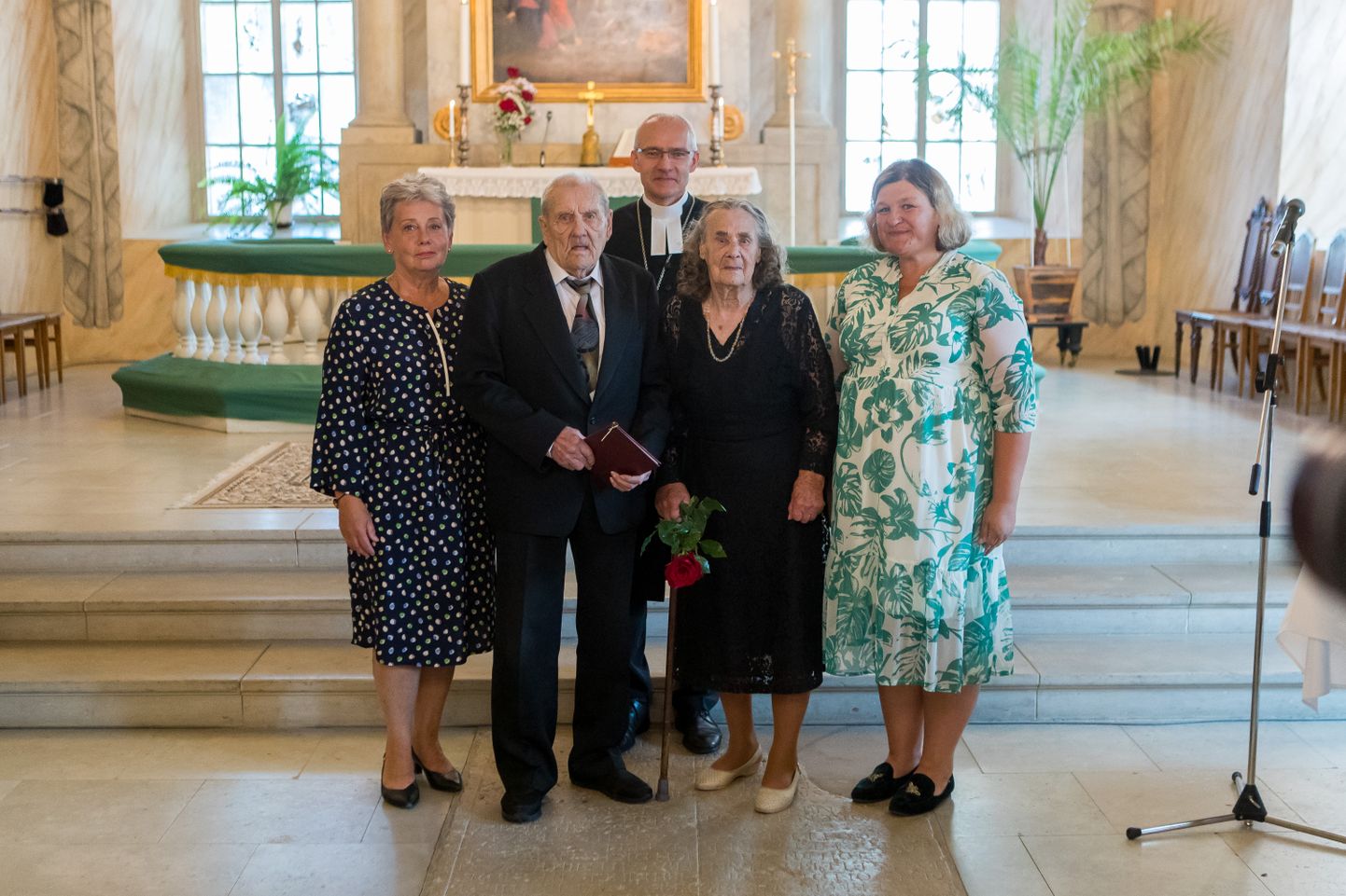 RAUDPULMAPAAR: Rosalie (95) ja Evald Vaher (92). Paare tervitasid 
Tiiu Aro, Anti Toplaan ja Helle Kahm.