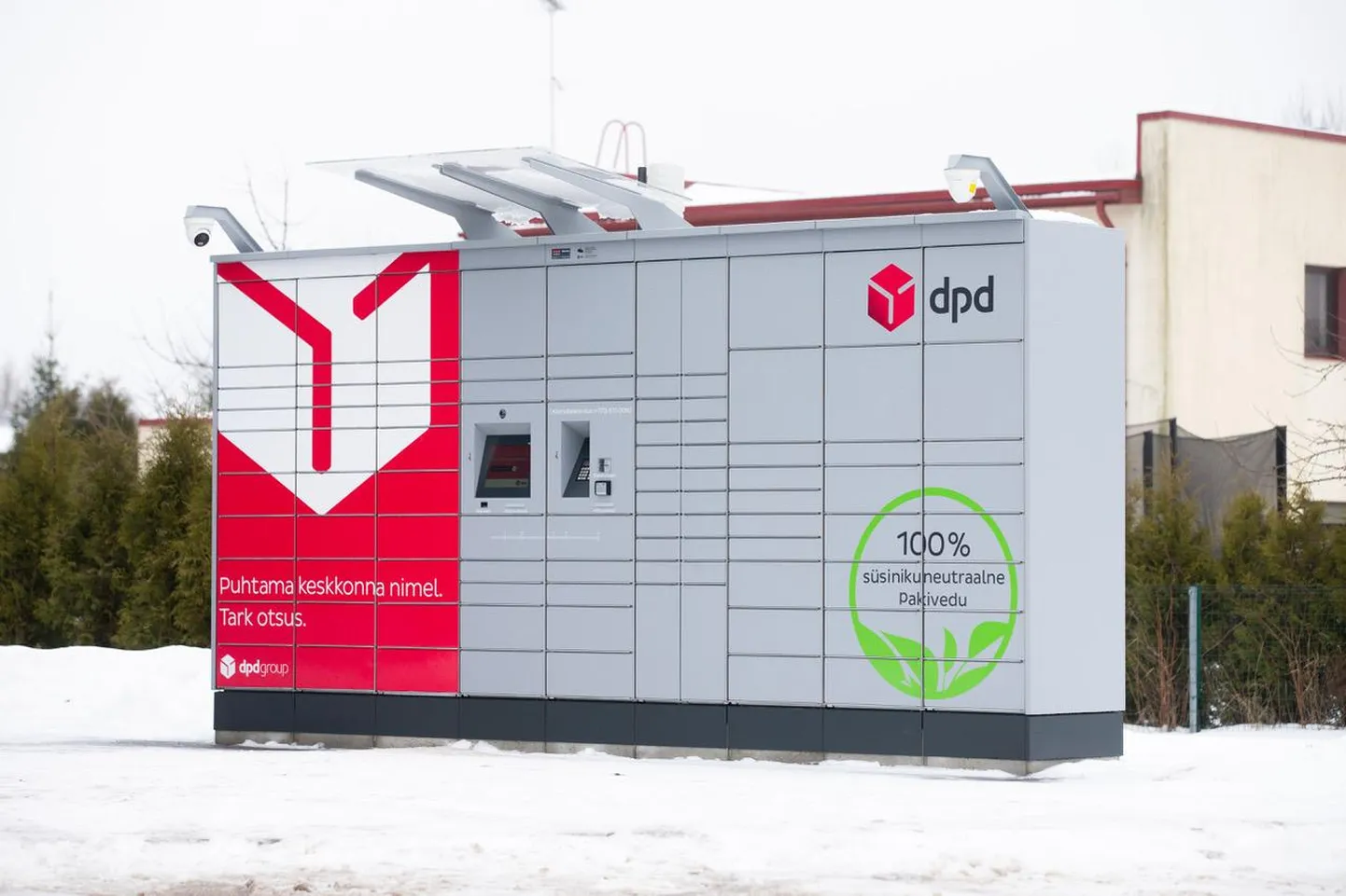 DPD uuel pakiautomaadil on kaldenurga all olev ekraan, mis teeb selle kasutamise kliendile mugavamaks.
