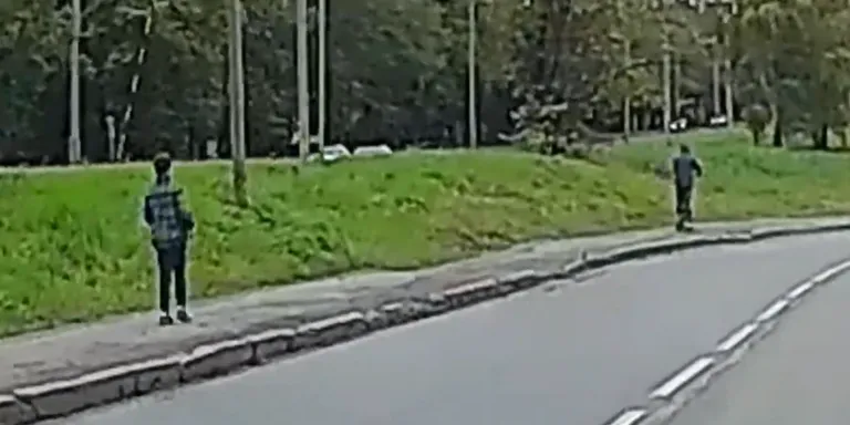 На видео видно двоих молодых людей, один из которых разгоняется на электросамокате, отталкиваясь ногой.