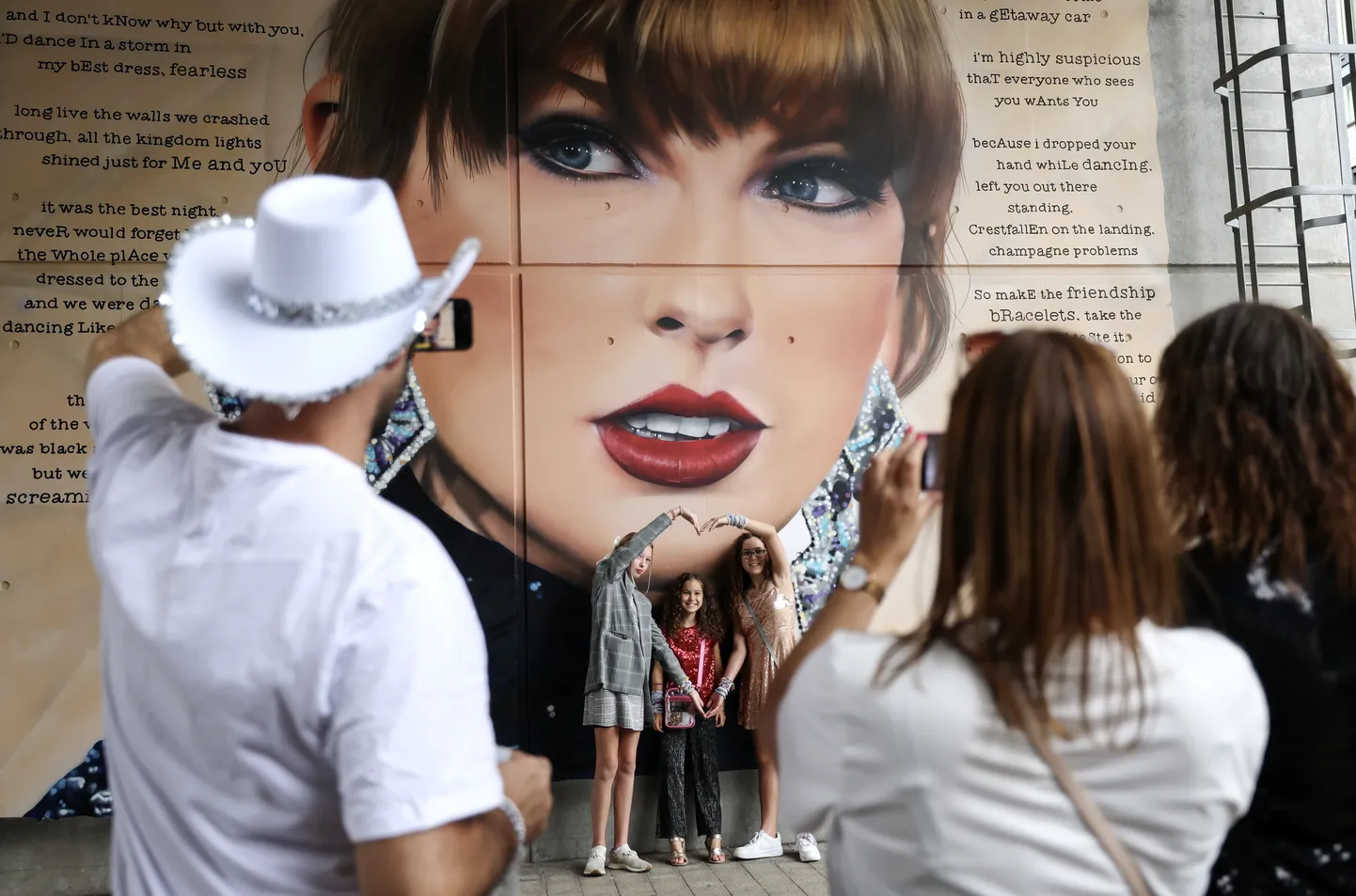 Taylor Swifti fännid Wembley staadionil Londonis.