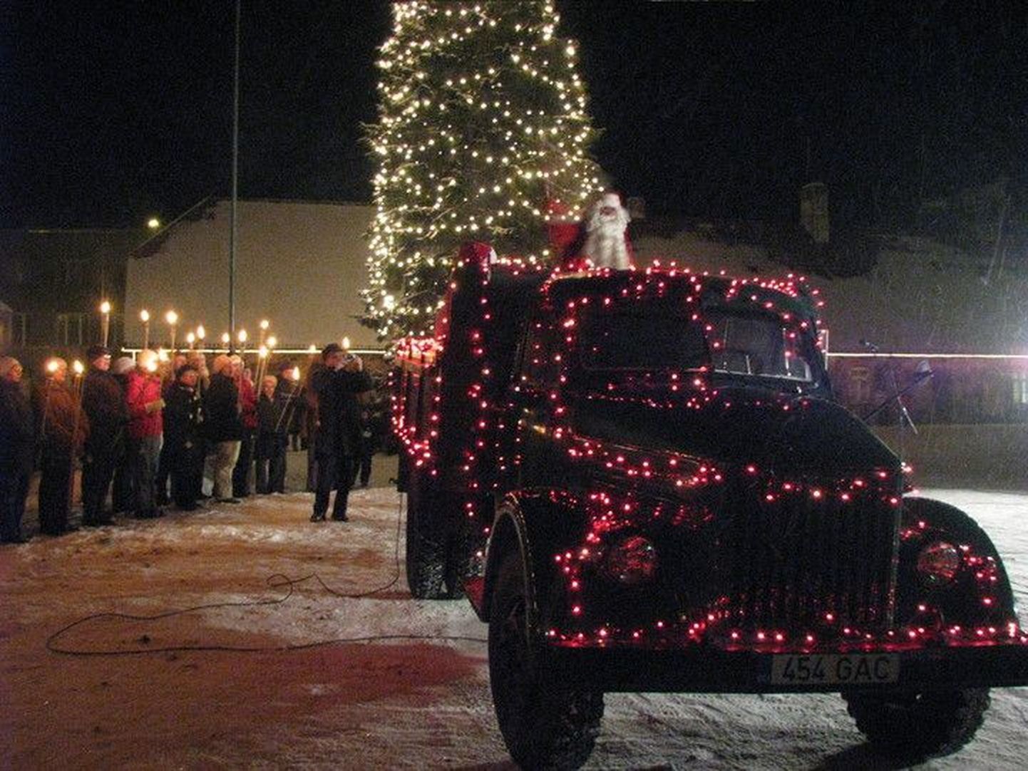 Tõrva jõulumees saabus linna tuledes särava autoga.
