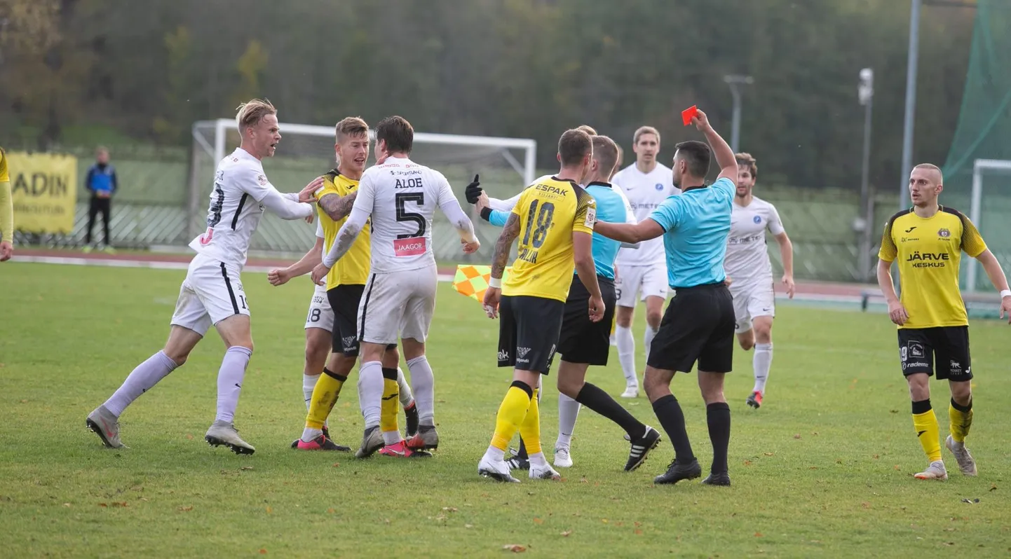Tartu Tammeka alistas Viljandi Tuleviku laupäeval 1:0, kuid matši käigus läks väljakul rüseluseks ning sadas punaseid ja kollaseid kaarte.
