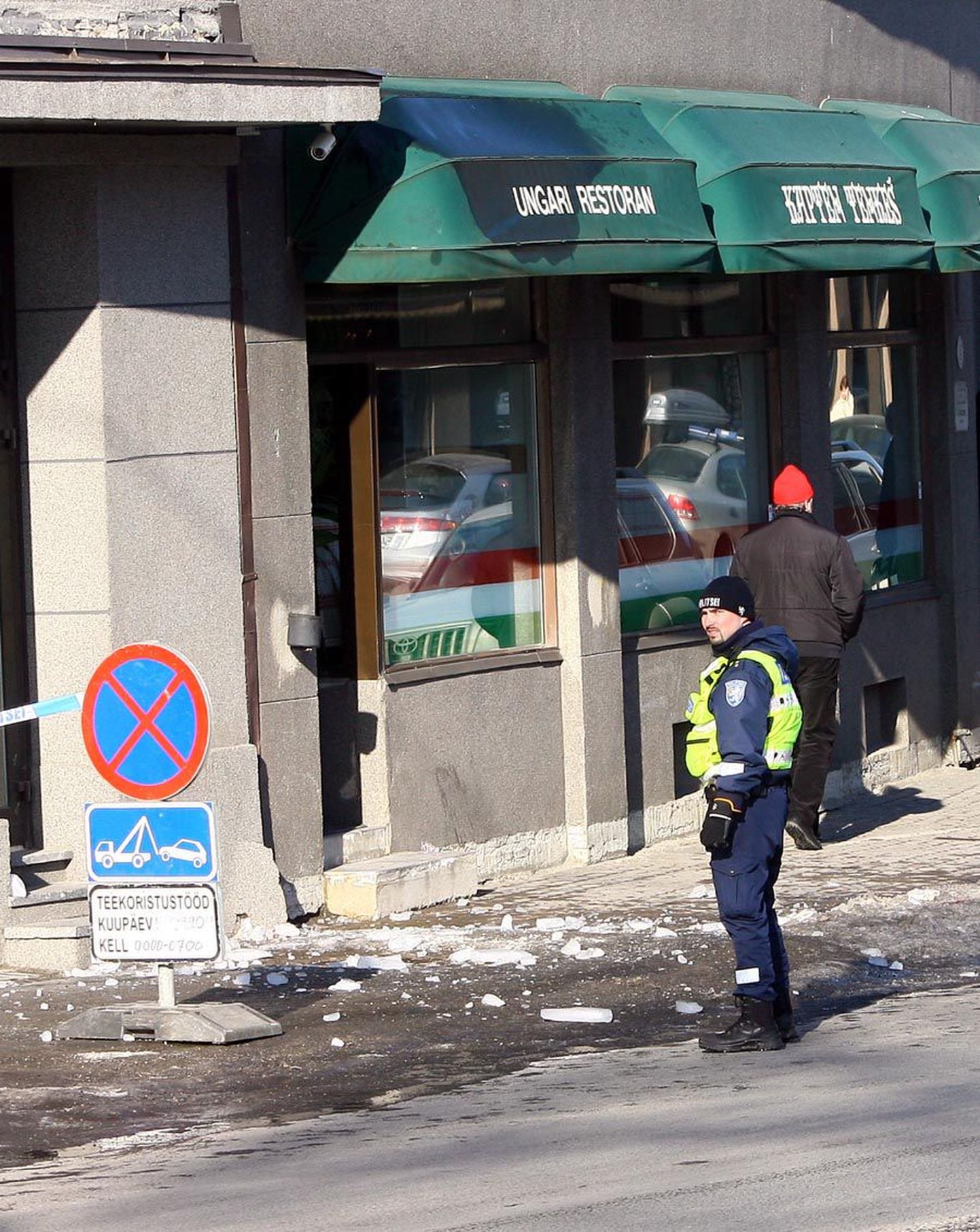 Politsei sulges õnnetuspaigas Pärnu maanteel pärast juhtunut kõnnitee, kuid jalakäijad üritasid sealt ikka ohtu trotsides läbi trügida.