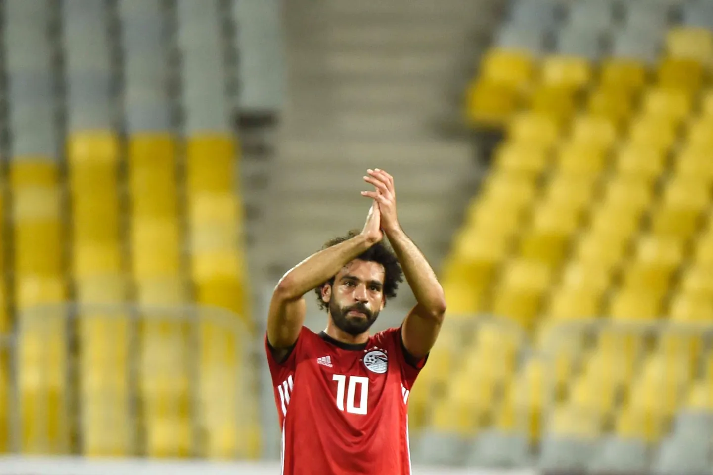 Maailma parimaks ründajaks peetav Mo Salah võib Eesti abiga pääseda kodumaal taas publiku ette mängima. Siin fotol plaksutab Salah tühjadele tribüünidele 8. septembrll, kui Egiptuse rahvuskoondis kohtus riigi suurimal, Borq El Arabi staadionil Nigeriga. Selline vaatepilt on Egiptuse staadionitel avanenud kuus viimast aastat.
